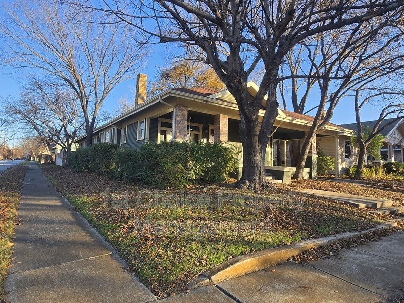 Fort Worth Homes for Rent! Restored Craftsman Bungalow in Fairmount – A Rare Find! property image